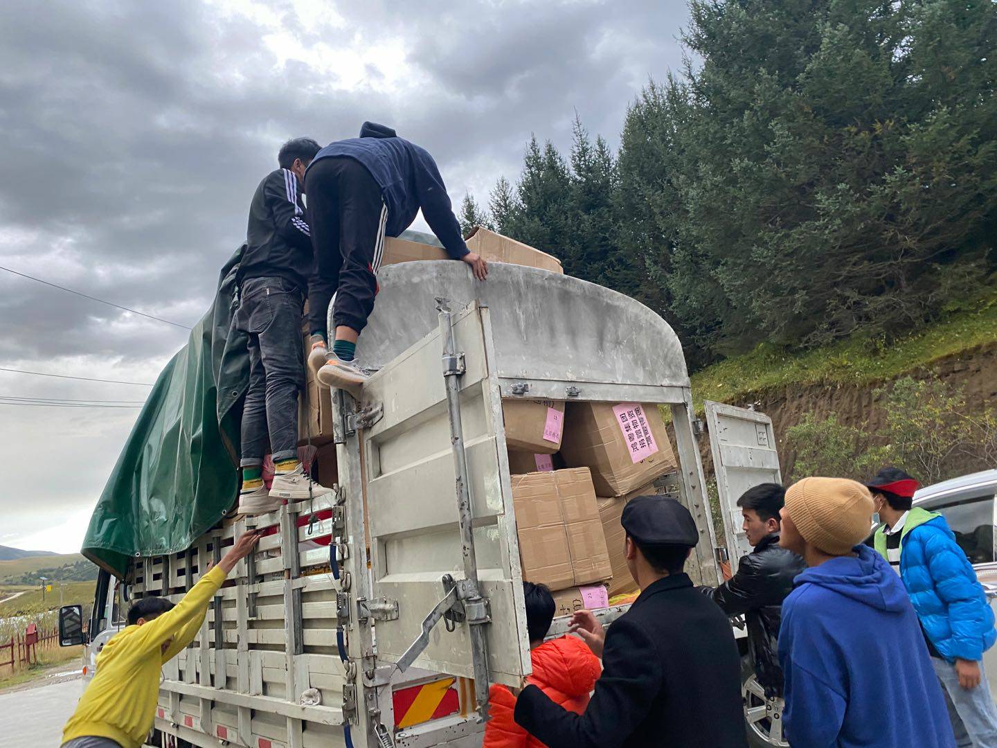 开云体育平台官方网站-开云体育(中国)公益回顾丨家国同欢月同圆 温暖满载甘孜州(图5)